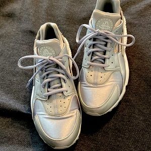 Women’s Huarache, Size 9, Color: Silver w/ white sole